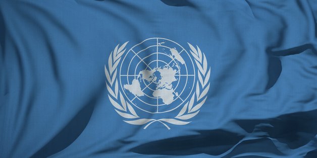 Eine blaue Flagge mit dem Logo der Vereinten Nationen