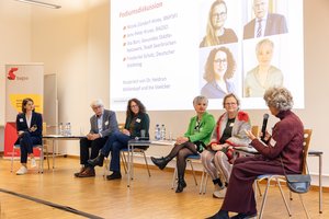 ©BAGSO_Seng Six people are sitting on chairs on a stage and discussing. From left to right: Ina Voelcker, Jens-Peter Kruse, Friederike Scholz, Ilka Borr, Nicole Zündorf-Hinte and Dr Heidrun Mollenkopf. Klick öffnet eine vergrößerte Ansicht.