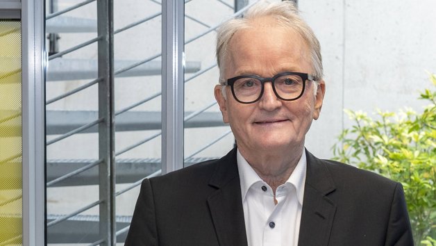 ©BAGSO/Sachs Vorstandsmitlied Norbert Theobald: Älterer Mann mit grauem Haar und markanter Brille. Er trägt ein dunkles Jackett und ein weißes Hemd
