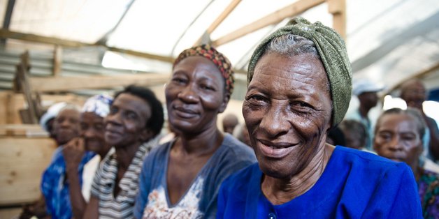 © Help Age Ältere Frauen schauen in die Kamera und lächeln