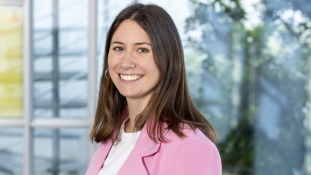 © BAGSO/Sachs Portrait Hanna Lena Hohmann: Junge Frau mit schulterlangen Haaren. sie trägt einen rosafarbenen Blazer.