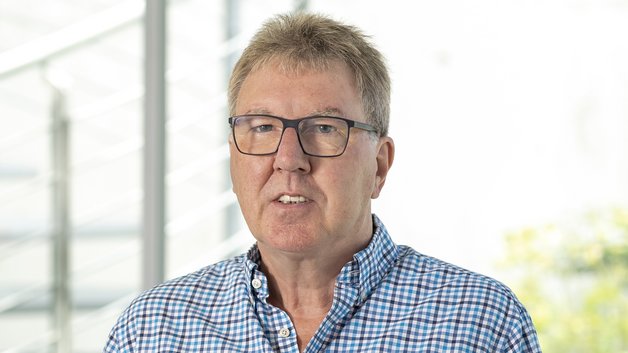 © BAGSO/Sachs Portrait Rolf Hönen: Ein älterer Mann mit kurzem, grau meliertem Haar. Er trägt ein kariertes Hemd