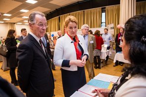Ein älterer Mann, Franz Müntefering mit dunklem Anzug, kurzen Haaren und einer Brille. Bundesministerin Franziska Giffey, Frau mittleren Alters mit hochgestecktem Haar trägt einen dunkelblauen Rock, mit einer weißen Jacke kombiniert. Sie stehen gemeinsam an einem Messestand. Klick öffnet eine vergrößerte Ansicht.
