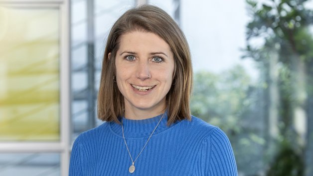 ©BAGSO/Sachs Portrait Johanna te Kronnie: Junge Frau mit schulterlangem brauen Haar. Sie trägt eine blauen Pullover.
