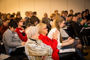 Blick ins Publikum. Klick öffnet eine vergrößerte Ansicht.